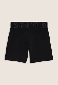 Pantalones cortos negros con una pretina texturizada y con patrón. Tela suave, corte recto, diseño hasta la rodilla. Estética simple y versátil.