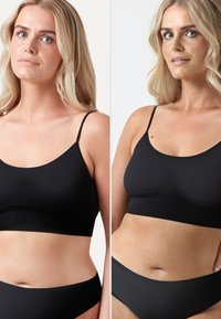 Dwie modelki w czarnym ribbowanym biustonoszu i pasujących majtkach. Materiał jest gładki, z cienkimi ramiączkami i minimalistycznym designem.