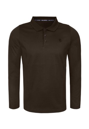 Mørkebrune langærmede polo-shirts med krave, tre knapper og diskret logo på venstre bryst.