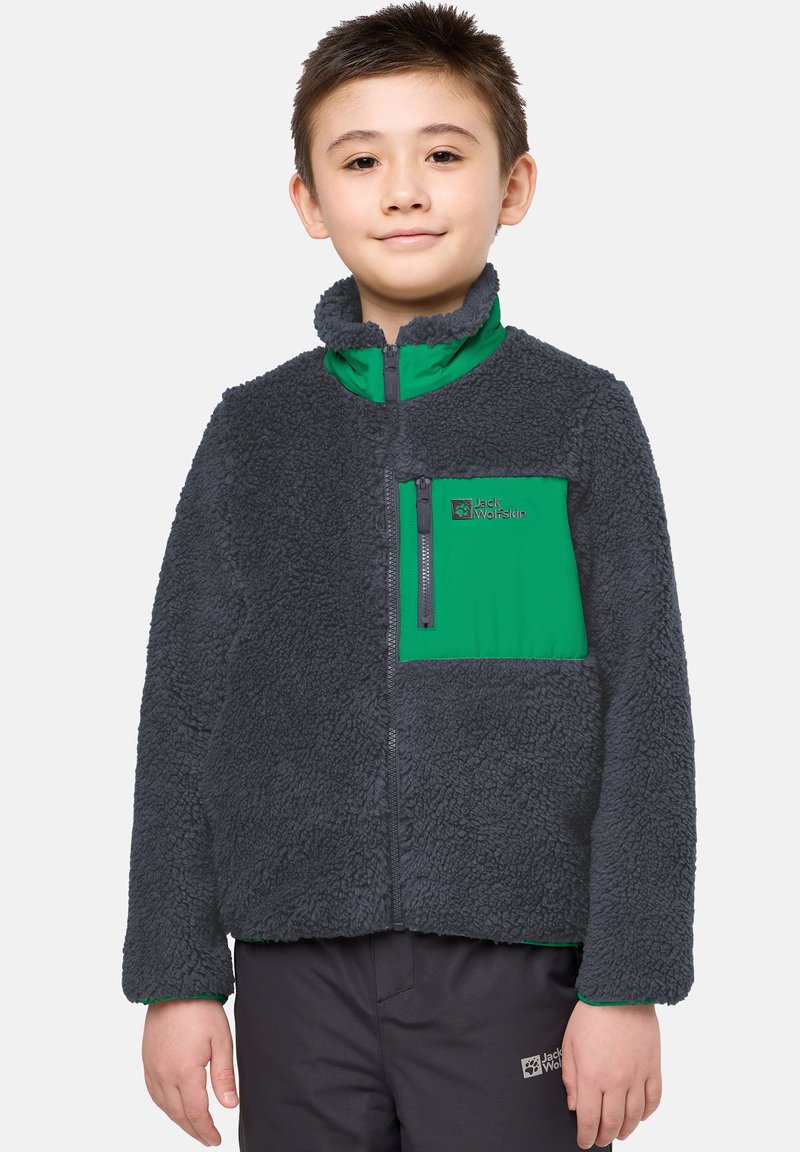 Grijze fleece jas met een groene kraag en een voorzak. Voorzien van een volledige rits en een logo op de borst. Zacht textuur en een ontspannen pasvorm.