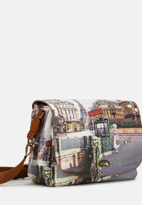 Borsa a tracolla in materiale sintetico, con un design di paesaggio urbano colorato, tracolla marrone e hardware in metallo.
