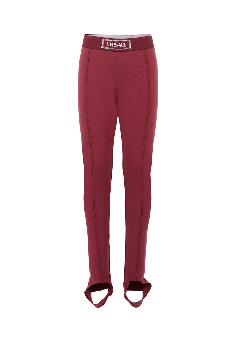 Pantaloni attillati bordeaux con sottopiedi, dettagli con cuciture frontali e una cintura elastica con logo "Versace."