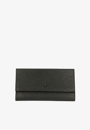 Portefeuille noir avec une surface texturée, doté d'une fermeture à rabat lisse et d'un accent de bouton rond unique. Forme rectangulaire, sans détails supplémentaires.