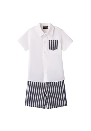 Camisa blanca de manga corta con botones y un bolsillo a rayas azul marino, combinada con pantalones cortos a rayas azul marino y blancos, de tela de algodón, diseño casual.