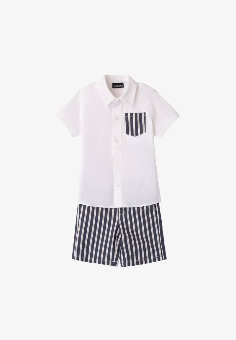 Kortebloemige witte blouse met knopen en een marineblauwe gestreepte zak, gecombineerd met marineblauwe en witte gestreepte shorts, van katoen, casual ontwerp.