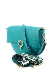 Taschen aus tealfarbenem Leder mit abgerundeter Form und Klappenverschluss. Verfügt über ein goldfarbenes, kreisförmiges Hardware-Detail und einen gemusterten Riemen mit schwarzen Akzenten.