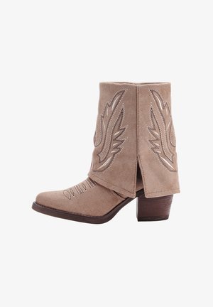 Beżowe zamszowe botki za kostkę z podwiniętym wierzchem, haftowanymi wzorami skrzydeł, zaokrąglonym noskiem oraz na drewnianym blokowym obcasie.