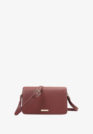 Bruine leren schoudertas met een soepele textuur, een rechthoekige vorm, een verstelbare schouderband en een metalen logo plaat aan de voorkant.