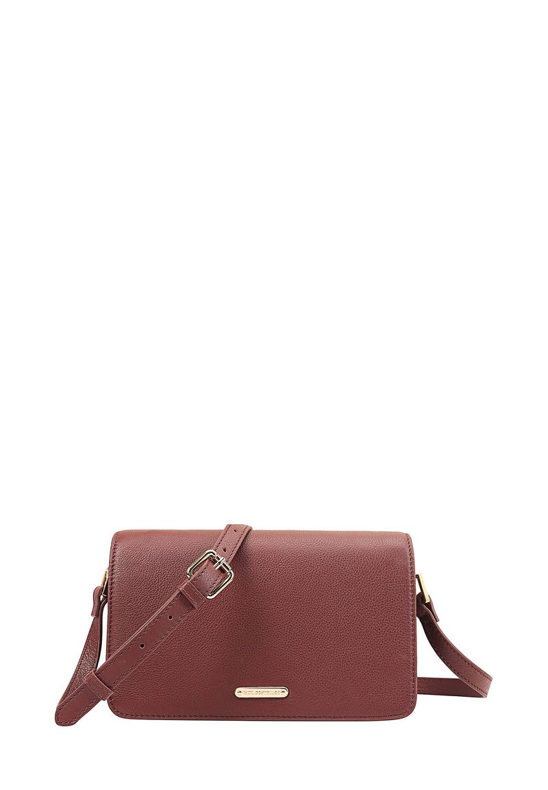 Bruine leren schoudertas met een soepele textuur, een rechthoekige vorm, een verstelbare schouderband en een metalen logo plaat aan de voorkant.