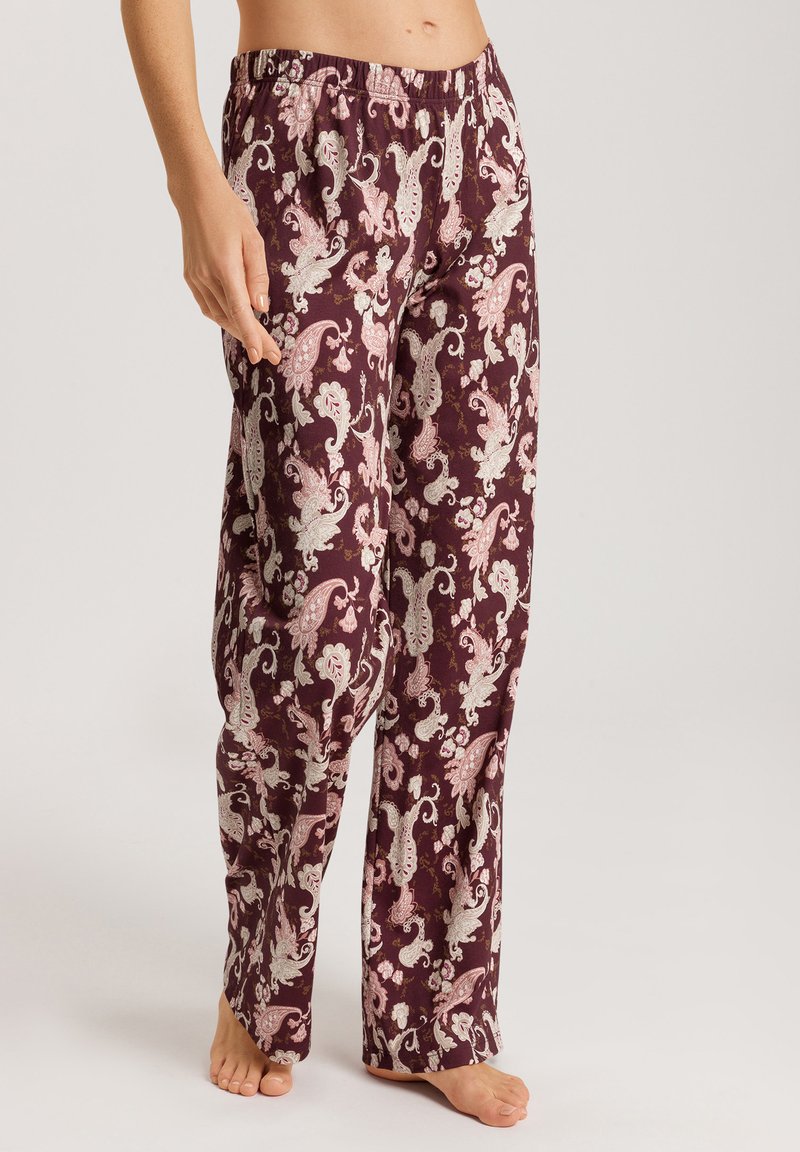 Ruitenbroek met bloemenpatroon in bordeauxrood met witte en roze paisley-ontwerpen. Het heeft een elastische tailleband en rechte pijpen.