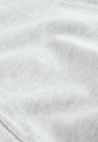 Heled halli pehme puuvillane kangas, millel on veidi tekstureeritud pind ja peen, ebaühtlane muster. Sile viimistlus, langeb õrnalt.