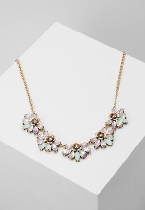 Collier chaîne en or avec cinq grappes florales présentant des pierres précieuses taille marquise et en forme de goutte rose, blanche et vert clair.