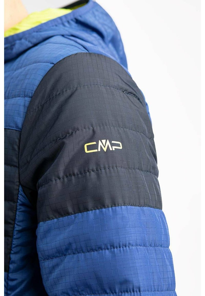 Blau-schwarze Steppjacke mit genähtem Muster, Kapuze und goldenem CMP-Logo am Ärmel.