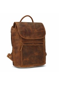 Bruine leren rugzak met een flapsluiting, een voorkant ritsvak en een handvat bovenop. Kenmerkt zich door een natuurlijke textuur en stikselaccenten.