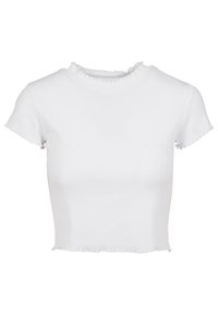 Camiseta corta blanca hecha de tejido suave, con textura acanalada, un escote ondulado y mangas cortas con borde de pico.
