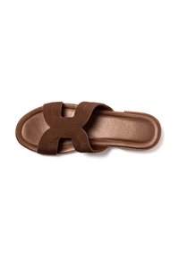 Sandal de slide marrón con dos correas cruzadas texturizadas de material trenzado, con una plantilla suave de aspecto metálico y suela plana.