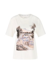 Crème-kleurig katoenen t-shirt met een pastorale grafische ontwerp van schapen, bomen en bergen, weergegeven in zachte pasteltinten.