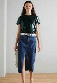 Mos Mosh O NECK TEE - Marškinėliai su spaudiniu - dark pine