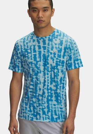T-shirt a maniche corte di colore azzurro chiaro con motivi astratti blu scuro. Realizzato in tessuto testurizzato, con scollo rotondo e un discreto logo decorativo.
