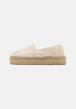 Espadrillas beige in pizzo, con un motivo intrecciato, suola intermedia in juta e parte superiore in tessuto morbido. Design leggero e piatto.