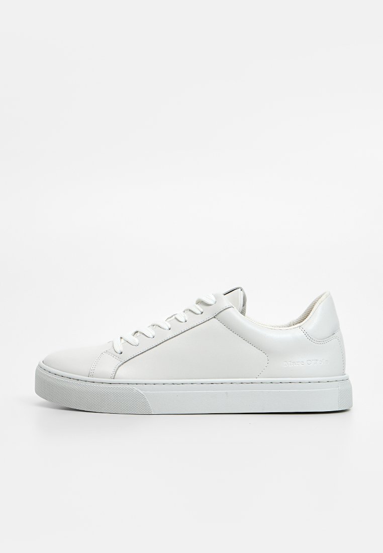 Weißer Ledersneaker mit glatter Textur, runder Zehenpartie und flacher Gummisohle. Verfügt über eine kontrastierende graue Gummisohle und minimales Branding.