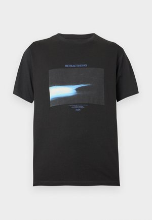 Camiseta negra de manga corta con un gráfico abstracto de franjas azules y blancas y la palabra "REFRACTIONS" impresa encima de la imagen.