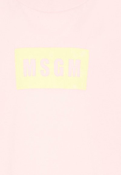 Tissu rose avec un patch rectangulaire jaune affichant les lettres "MSGM" en majuscules et en police à bloc.