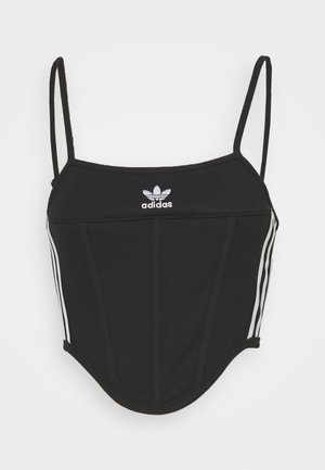 Črn rebrast top s kratkimi rokavi in nastavljivimi tankimi naramnicami, ki ima tri bele črte na straneh in majhen bel Adidasov logotip na sredini.