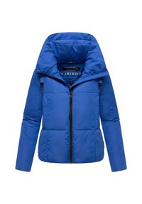 Blauwe pufferjas met een hoge kraag, volledige ritssluiting en twee zijzakken. Heeft gestikte secties voor isolatie en een merklogo bij de nek.