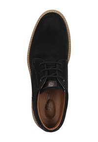 Scarpa da uomo in suede nero con lacci, interno in pelle marrone chiaro e suola beige cucita, vista dall'alto.