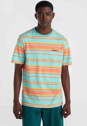 Camiseta de manga corta en color azul claro con rayas naranjas, amarillas y rosas. Presenta el logo negro de O'Neill en el lado izquierdo del pecho. Material mezcla de algodón.