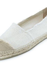 Espadrilles in tela bianca con tomaia testurizzata, punta di colore beige e suola in juta intrecciata. I bordi sono sfilacciati per un look informale.