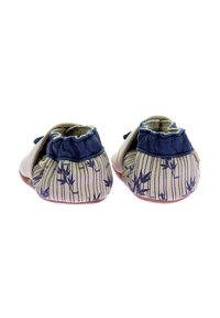 Chaussures en cuir beige et bleu foncé avec un talon froncé, présentant un motif de bambou à l'arrière et une semelle douce pour le confort.