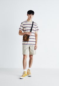 Lee STRIPE TEE - Nyomott mintás póló - greige