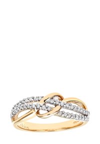 Zelts gredzens ar savīto dizainu, kas ietver mazus baltus dimantus, iestiprinātus sudraba akcentos. Gluda zelta un teksturētu sudraba joslu kombinācija rada kontrastu.