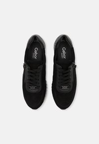 Mustat mokkanahkakengät, joissa on nahka-akcentit, sivuvetoketju ja mustat nauhat. Kaksivärinen pohja ja teksturoitu kantapääyksitys.