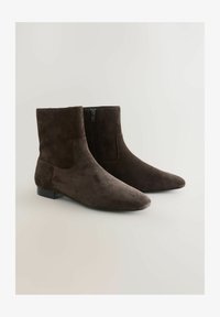 Geselecteerd, chocolate brown suede