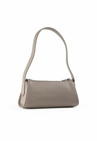 Bolso de mano de cuero gris con una silueta estructurada, una correa larga para el hombro y una apertura con cremallera. Textura suave con herrajes mínimos.