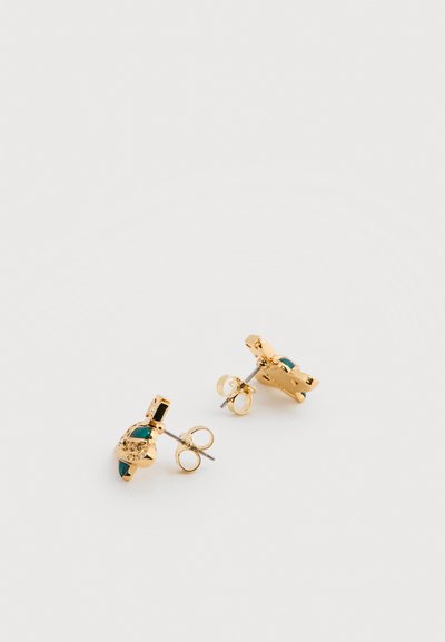 Náušnice na puzetu v zlatej farbe s zeleným akcentom a priezračnými kamienkami, s elegantným, moderným dizajnom a hladkým povrchom.