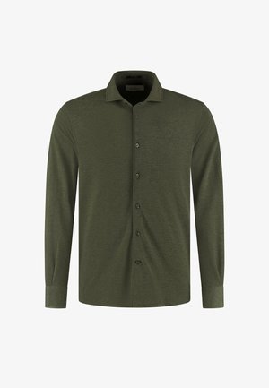 Cămașă cu mânecă lungă dintr-un material verde măsliniu închis, având un sistem de închidere cu butoane pe partea din față, guler clasic și un detaliu subtil cu logo pe piept.