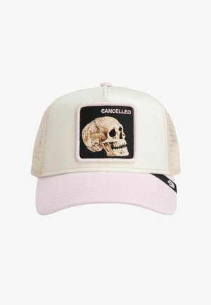 Gorra trucker beige y rosa claro con un parche que muestra una calavera y la palabra "CANCELLED" en el frente.