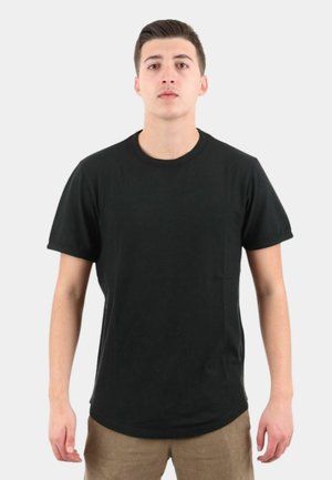 T-shirt nero a maniche corte con scollatura rotonda, realizzato in tessuto morbido. Presenta un logo discreto sul petto e una vestibilità rilassata, con dettagli minimi.
