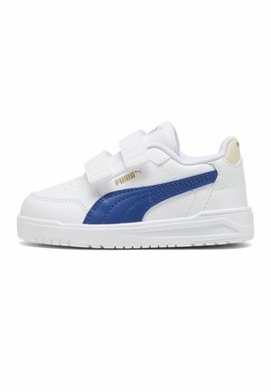 Biały sneaker z niebieskim paskiem po boku, dwoma zapięciami na rzepy i złotym logo Puma, zaprojektowany dla dzieci, przedstawiony na jednolitym białym tle.