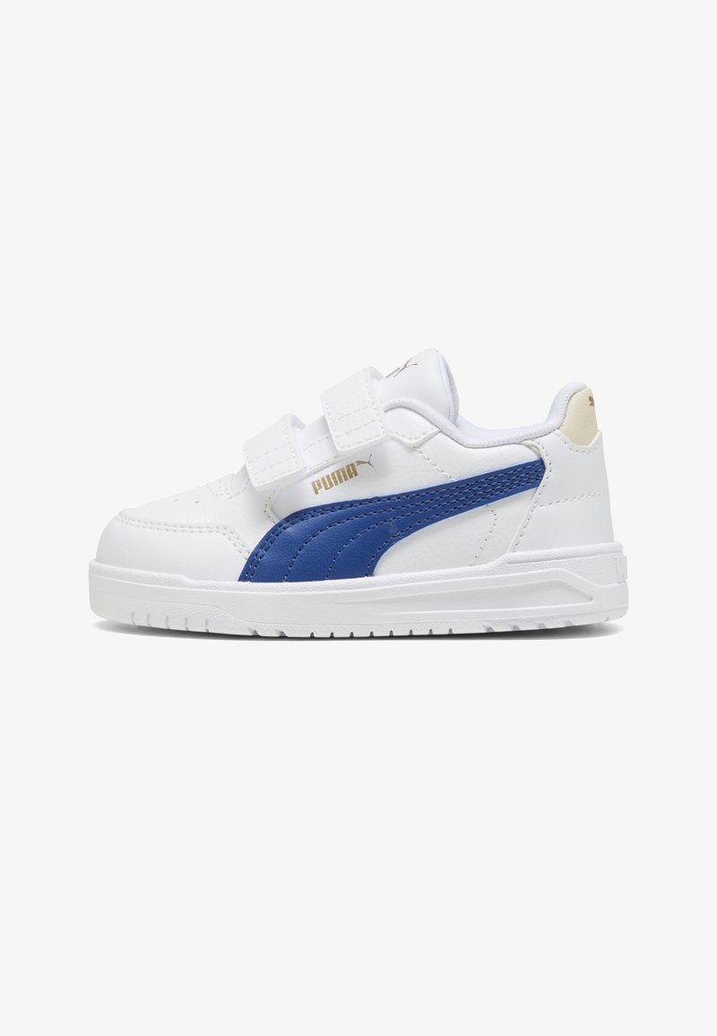 Baskets blanches avec bande latérale bleue, deux scratchs et logo Puma doré, conçues pour les enfants, présentées sur un fond blanc uni.