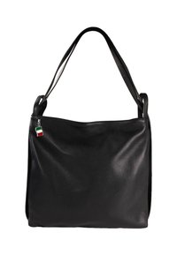 Zwarte leren handtas met enkele schouderband en een kleine Italiaanse vlag charm aan de ritssluiting, tegen een witte achtergrond.