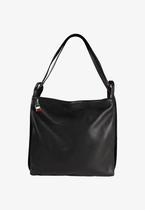 Sac en cuir noir avec une seule bandoulière et un petit charme avec le drapeau italien sur la tirette, sur fond blanc.