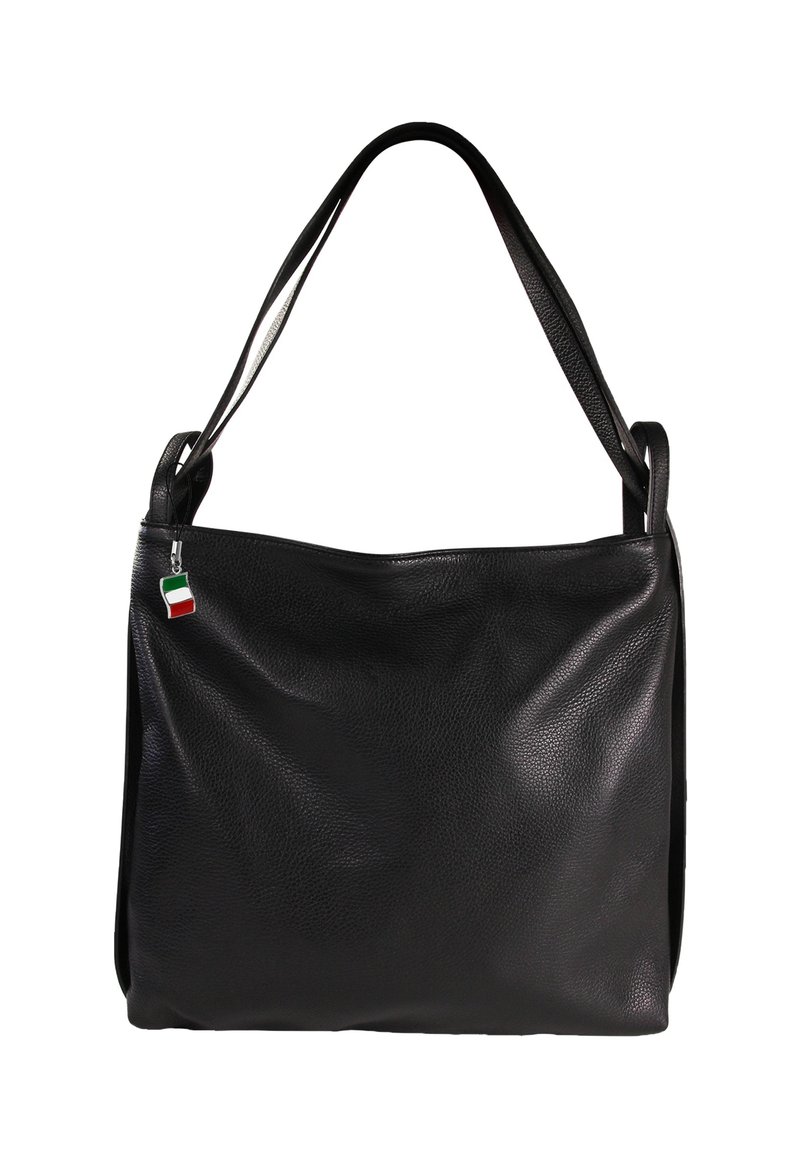Zwarte leren handtas met enkele schouderband en een kleine Italiaanse vlag charm aan de ritssluiting, tegen een witte achtergrond.