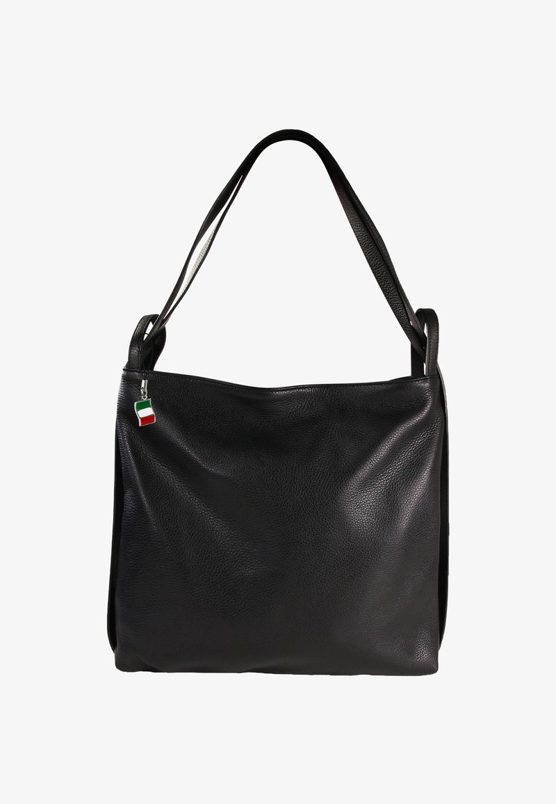 Sac en cuir noir avec une seule bandoulière et un petit charme avec le drapeau italien sur la tirette, sur fond blanc.