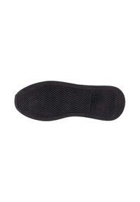 Suela de zapato de goma negra que presenta un patrón de espiga y la marca "GUESS", con un perímetro ligeramente elevado para mayor tracción.