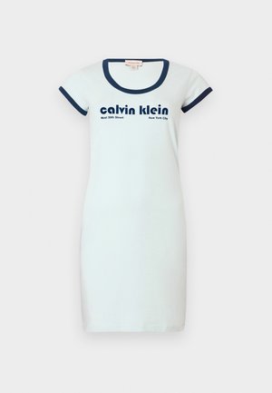 Weißes Baumwollkleid mit tailliertem Design, runder navyblauer Ripp-Ausschnitt und kurzen Ärmeln. Mit schwarzem Text: "calvin klein" und "West 39th Street New York City."